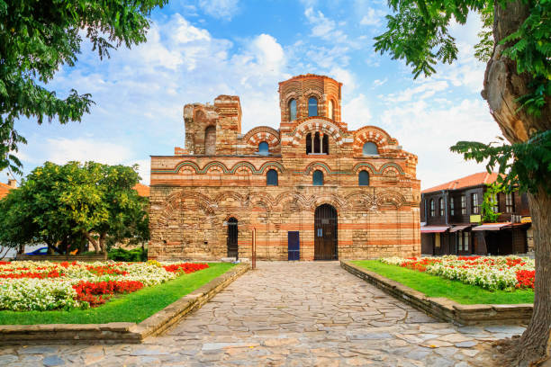 Cityscape with historic buildings - view of the Church of Christ Pantocrator in the Old Town of Nesebar Cityscape with historic buildings - view of the Church of Christ Pantocrator in the Old Town of Nesebar, on the Black Sea coast of Bulgaria historic building stock pictures, royalty-free photos & images