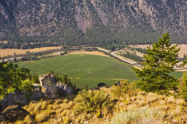 vue sur la vallée de la rivière similkameen - similkameen river photos et images de collection