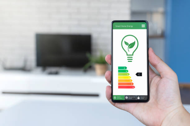 app mobile per l'efficienza energetica sullo schermo, casa ecologica - price house green residential structure foto e immagini stock