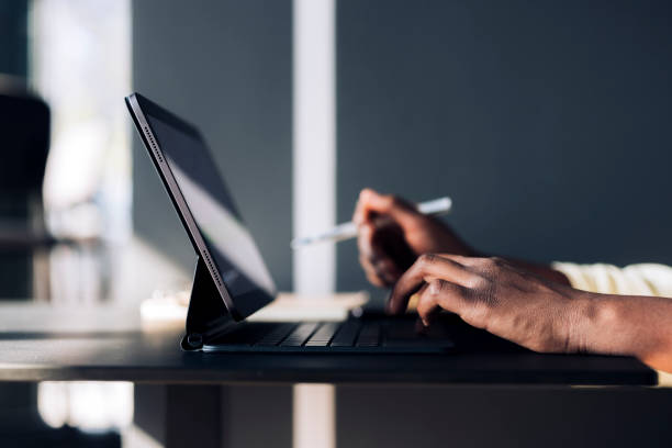 une femme d’affaires anonyme ayant une réunion de conférence téléphonique sur tablette numérique dans un café - conférence en ligne photos et images de collection