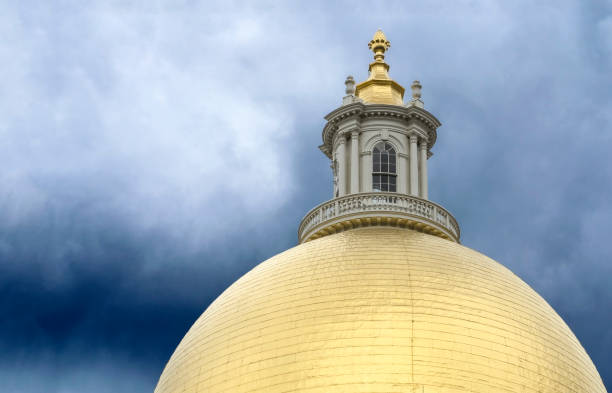 state capitol dome, boston, massachusetts - boston massachusetts massachusetts state capitol state capitol building imagens e fotografias de stock