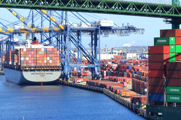 concurrido puerto de los ángeles - harbor fotografías e imágenes de stock