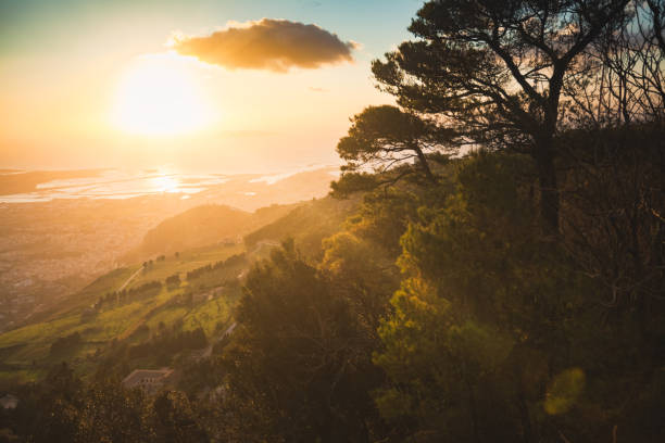 vista desde erici a trapani al atardecer, sicilia, italia - trapani sicily erice sky fotografías e imágenes de stock