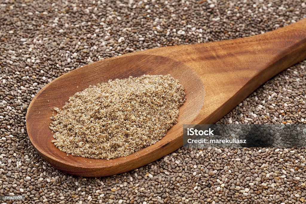 Chão sementes de chia na colher de madeira - Foto de stock de Ground Spice royalty-free