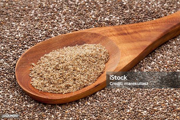 Foto de Chão Sementes De Chia Na Colher De Madeira e mais fotos de stock de Ground Spice - Ground Spice, Óleo de Fígado de Bacalhau, Alimentação Saudável