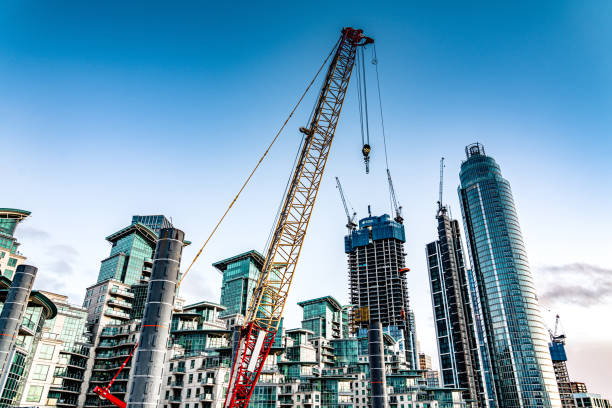 строительная площадка и девелопмент в лондоне - tower crane фотографии стоковые фото и изображения