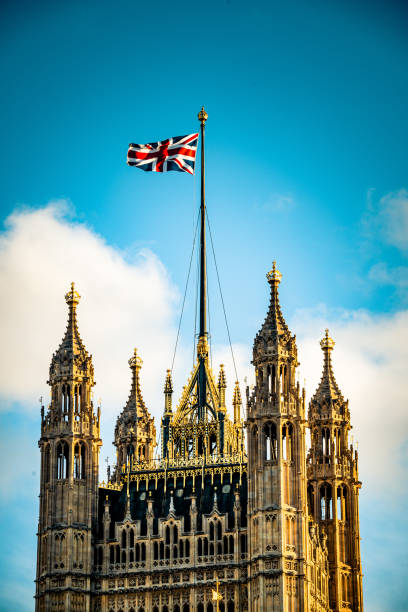 la bandiera britannica della union jack sventola alle houses of parliament di londra - portcullis house foto e immagini stock