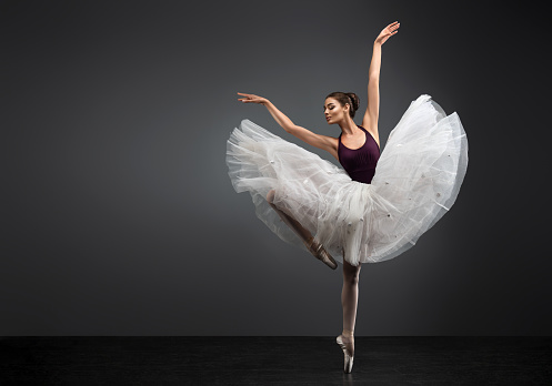 Movimiento de belleza. Elegante gesto de piernas y manos de bailarín de ballet. Mujer y arte de la danza. photo