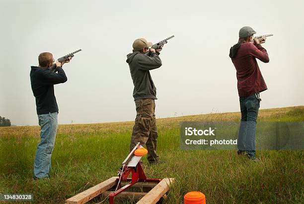 Foto de Três Homens Pigeons De Saibro e mais fotos de stock de Tiro ao prato - Tiro ao prato, Tiro ao Alvo, Esporte