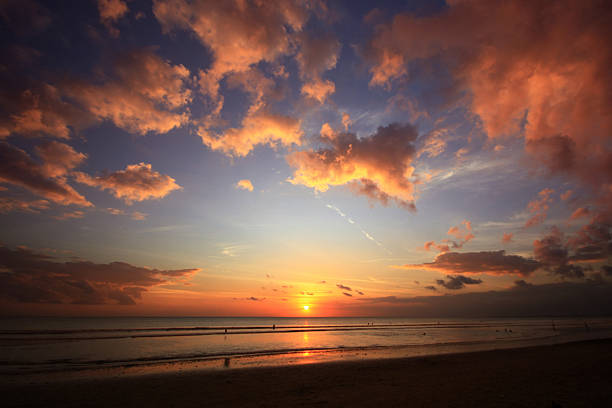 atardecer en la playa - north shore hawaii islands oahu island fotografías e imágenes de stock