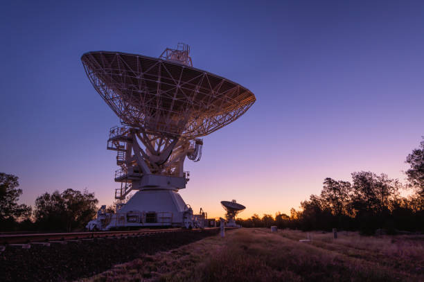 twilight csiro australien teleskop narrabri - panamint range stock-fotos und bilder