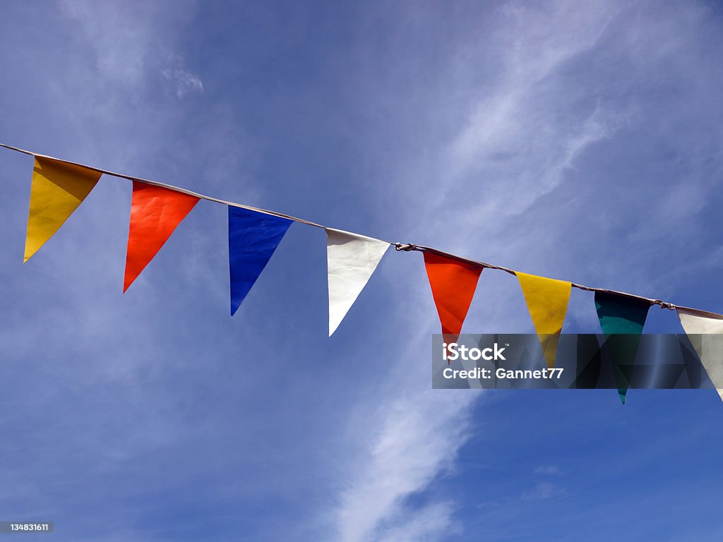 Wiersz kolorowe flagi przeciwko niebo - Zbiór zdjęć royalty-free (Proporzec)