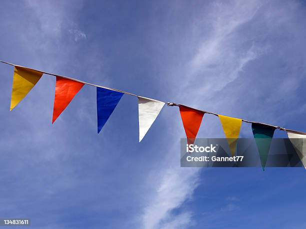 Foto de Linha De Bandeiras Coloridas Contra O Céu e mais fotos de stock de Flâmula - Flâmula, Bandeira, Bandeirinha