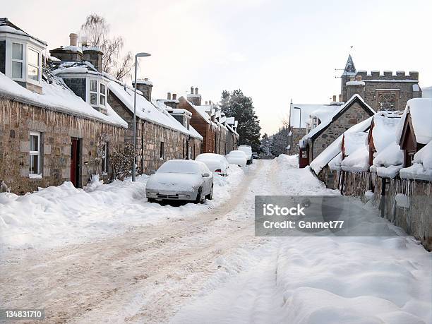 Foto de Snowbound Village Na Escócia e mais fotos de stock de Braemar - Braemar, Nevar, Neve