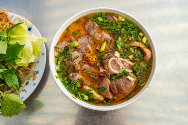 tazón de plato tradicional de fideos de vietnam del sur - bun bo hue - long coriander fotografías e imágenes de stock