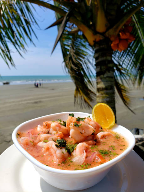 ceviche de camarones o cóctel en la playa - camarón marisco fotografías e imágenes de stock