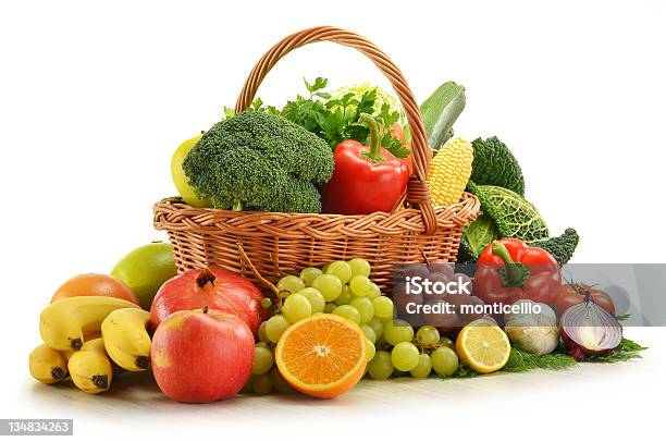 Composición Con Verduras Y Frutas En Cesta De Mimbre Foto de stock y más banco de imágenes de Ajo