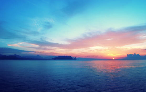 epic sonnenaufgang im süden von europa - coastal sunrise stock-fotos und bilder