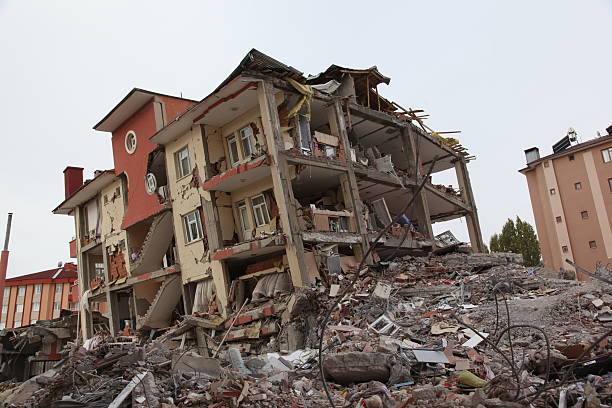 apartment-gebäude, das nach dem erdbeben - erdbeben türkei stock-fotos und bilder