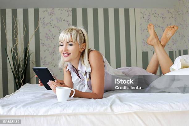 Entspannen Sie Sich Stockfoto und mehr Bilder von Attraktive Frau - Attraktive Frau, Behaglich, Bett