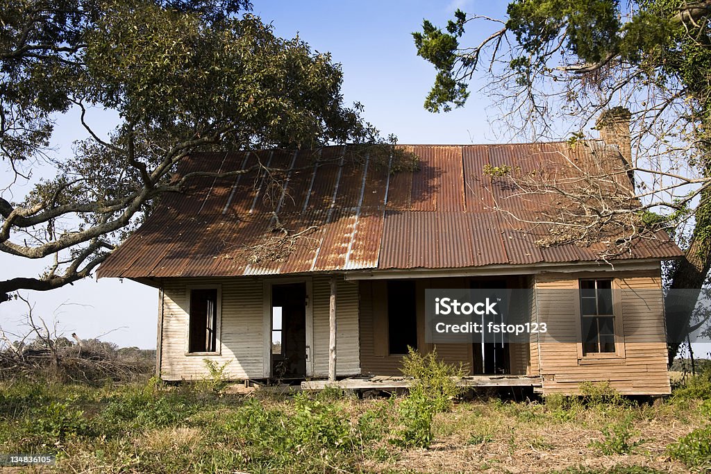 Casa velha e abandonada. House é de madeira com rusty tin teto. - Foto de stock de Abandonado royalty-free