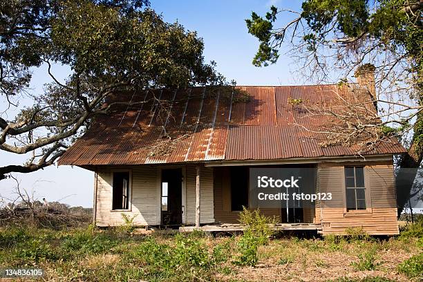 Foto de Casa Velha E Abandonada House É De Madeira Com Rusty Tin Teto e mais fotos de stock de Abandonado