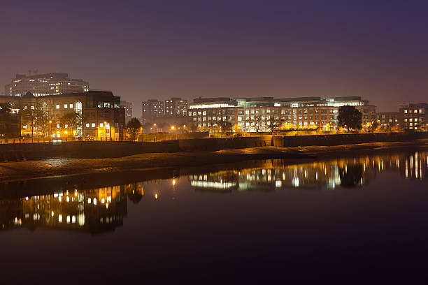建物、川に反映される夕暮れ ストックフォト