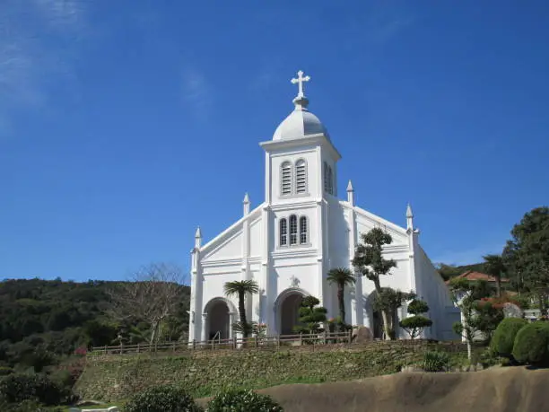 The earliest church built in Amakusa after the lifting of the ban on Christianity, the current building was erected in 1933 by Father Garnier, a French missionary who devoted his life to evangelism to Amakusa in cooperation with local believers.
A Romanesque church on a hill.