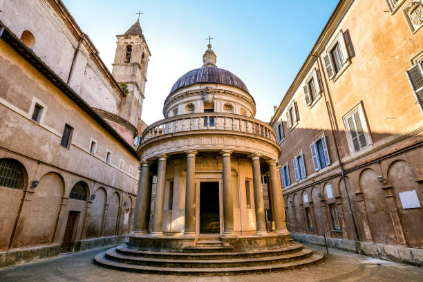 tempietto del bramante na dziedzińcu san pietro in montorio in trastevere w samym sercu rzymu - rome italy city cupola zdjęcia i obrazy z banku zdjęć