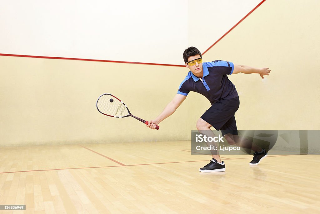 Jugador de Squash golpear la pelota - Foto de stock de Squash libre de derechos