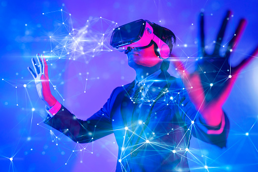 Tecnología del mundo cibernético digital Metaverse, hombre con gafas de realidad virtual VR jugando AR juego y entretenimiento de realidad aumentada, estilo de vida futurista photo