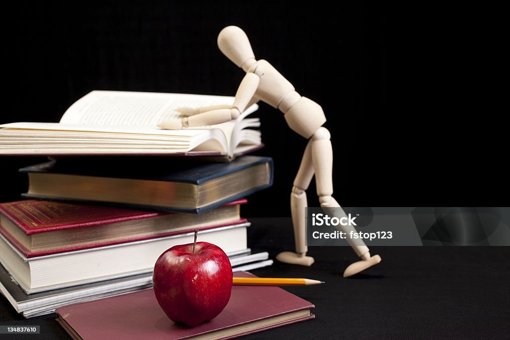 mannequin regardant pile de livres et de la pomme en premier plan - Photo de Aliment libre de droits