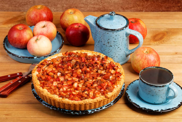 torta caseira com maçãs, passas e canela na mesa de madeira. - 1789 - fotografias e filmes do acervo