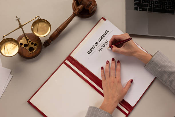 le gestionnaire offre des documents de demande de congé. - off balance photos et images de collection