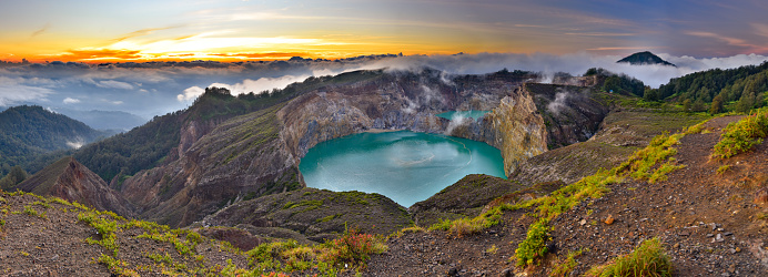 Vista del amanecer del volcán Kelimutu en la isla de Flores, Indonesia photo