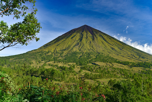 Volcán Inierie en Bajawa, Isla de Flores, Indonesia photo