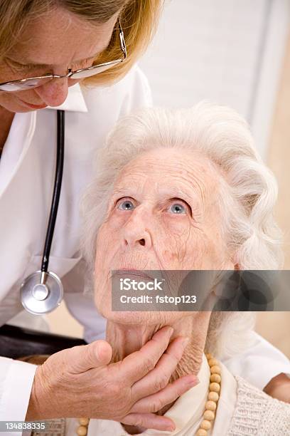 Senior Frau Mit Arzt Stockfoto und mehr Bilder von 80-89 Jahre - 80-89 Jahre, Aktiver Senior, Allgemeinarztpraxis