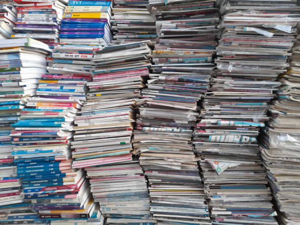 używane czasopisma i książki - newspaper the media recycling stack zdjęcia i obrazy z banku zdjęć
