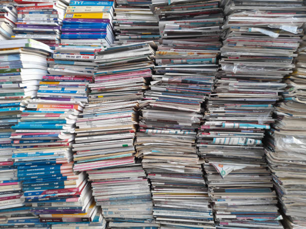 подержанные журналы и книги - newspaper the media recycling stack стоковые фото и изображения