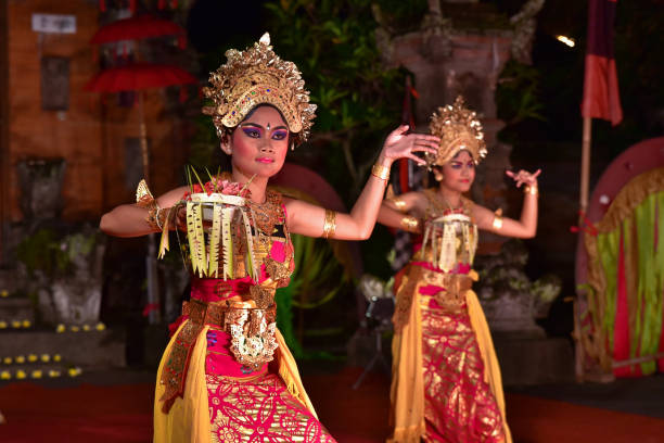 intérpretes de danza balinesa, una antigua tradición de danza en la isla de bali, indonesia - art theatrical performance bali indonesia fotografías e imágenes de stock