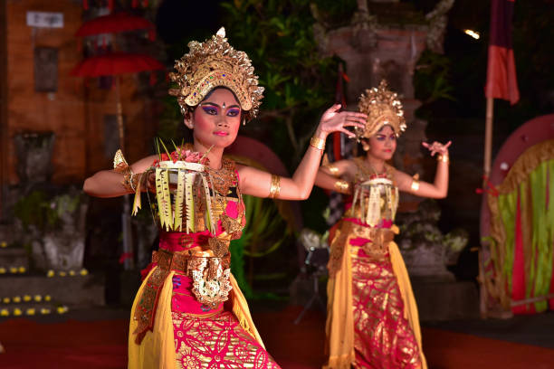 발리 섬, 인도네시아의 고대 무용 전통, 발리 댄스 공연자 - art theatrical performance bali indonesia 뉴스 사진 이미지