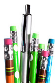 bleistiftradierer-enden-und-ein-tinte-stift-auf-wei%C3%9Fem-hintergrund.jpg?b=1&s=170x170&k=20&c=1Yhbw2V_aSPRJVLQi2Vl7-Rfo5EzxVvedlhVpBjfQfM=