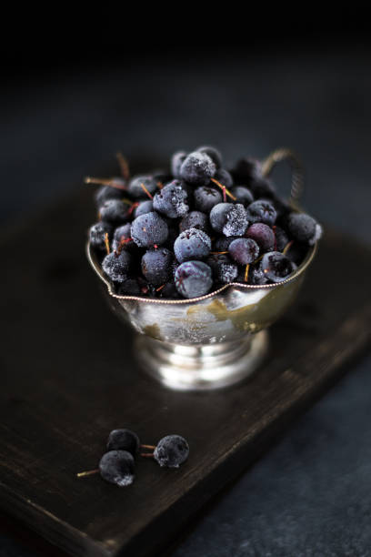 kuvapankkikuvat ja rojaltivapaat kuvat aiheesta mustaherukka metallisäiliössä mustalla taustalla - black currant