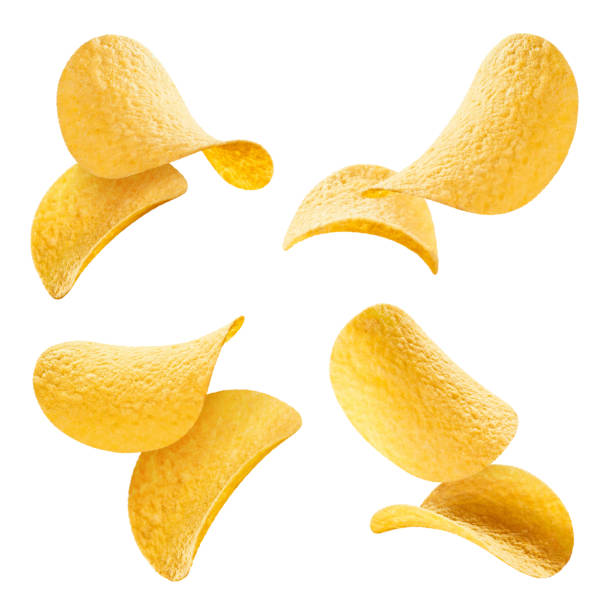 коллекция вкусных картофельных чипсов на белом - potato chip стоковые фото и изображения