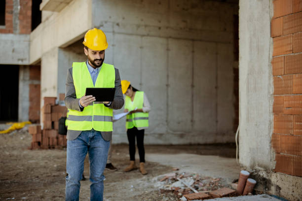 construction manager using tablet on building site - corporate business manager manual worker architect imagens e fotografias de stock