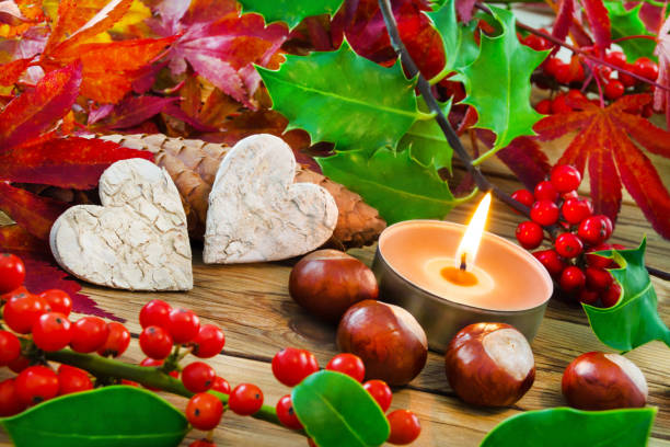 decoração natural de outono e vela acesa com dois corações - tea light candle relaxation lifestyles - fotografias e filmes do acervo