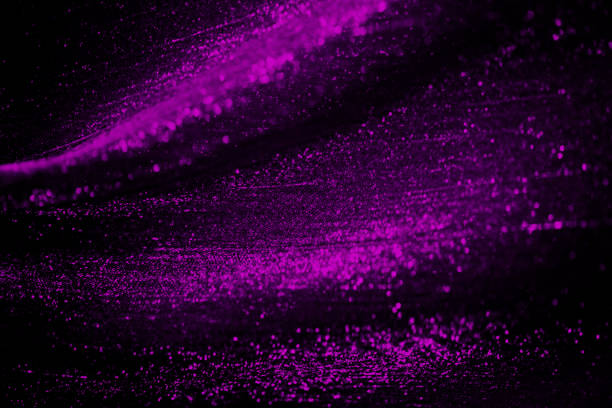 Confetti viola e texture glitter su sfondo nero