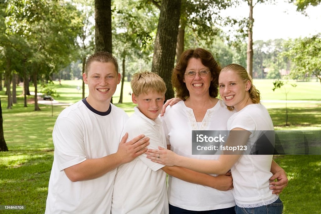 Famille de quatre personnes - Photo de 14-15 ans libre de droits