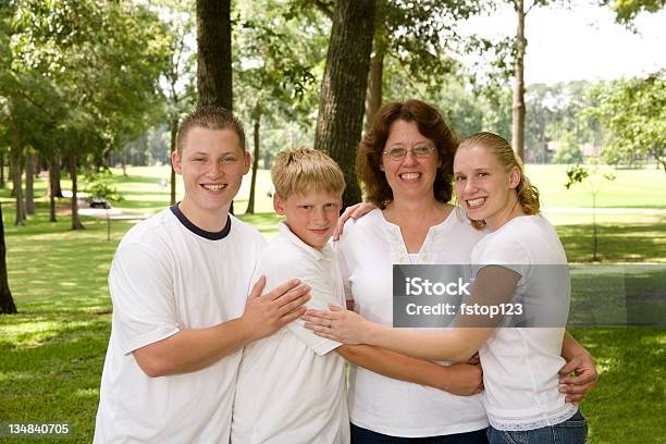 Photo libre de droit de Famille De Quatre Personnes banque d'images et plus d'images libres de droit de 14-15 ans - 14-15 ans, 18-19 ans, Adolescence