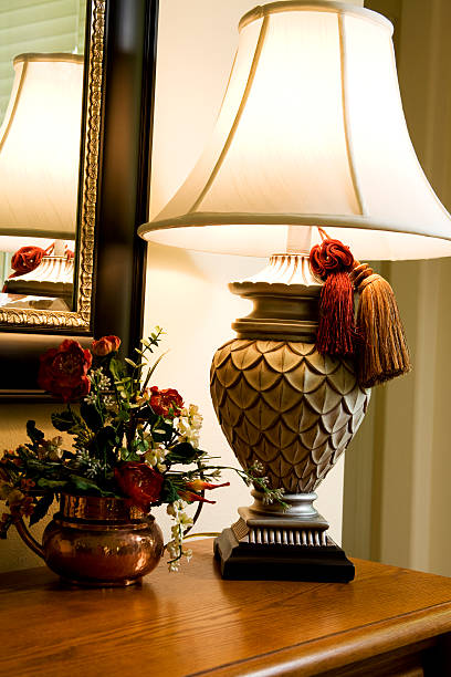 tabla lámpara con cazuela de cobre y flores, fondo de pared espejo - single flower tranquil scene mirror flower fotografías e imágenes de stock